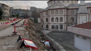 ��ken duvar yolu da camiyi de kapatt�