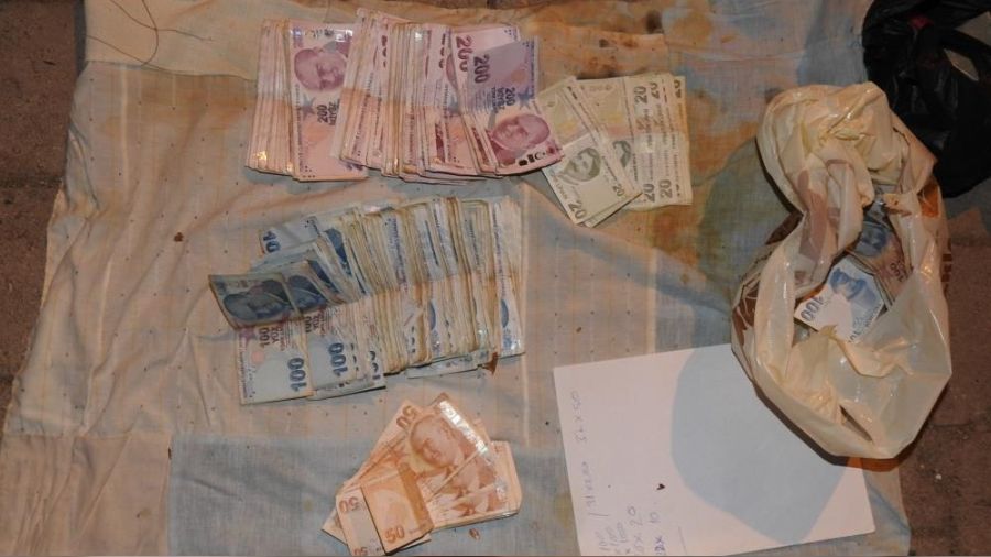 Çöp evde para ve altın bulundu