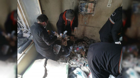 Çöp eve dönüşen daireden 10 kamyon çöp çıktı