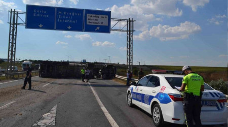 Çorlu'da yük tankeri devrildi