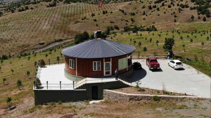 Dağ başında 360 derece dönen ev