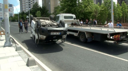 Dağıtıma çıkan kargo aracı kaza yaptı, kargolar yola savruldu