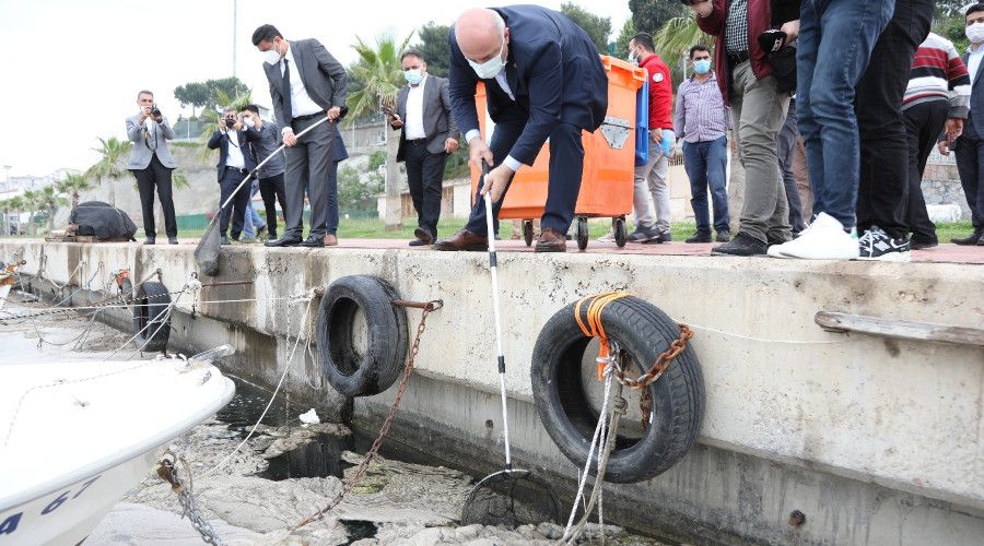 Darıca sahilinde deniz salyası seferberliği başladı