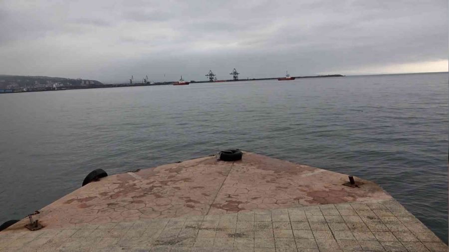 Denize atlayan 15 yaşındaki kızı vatandaşlar kurtardı