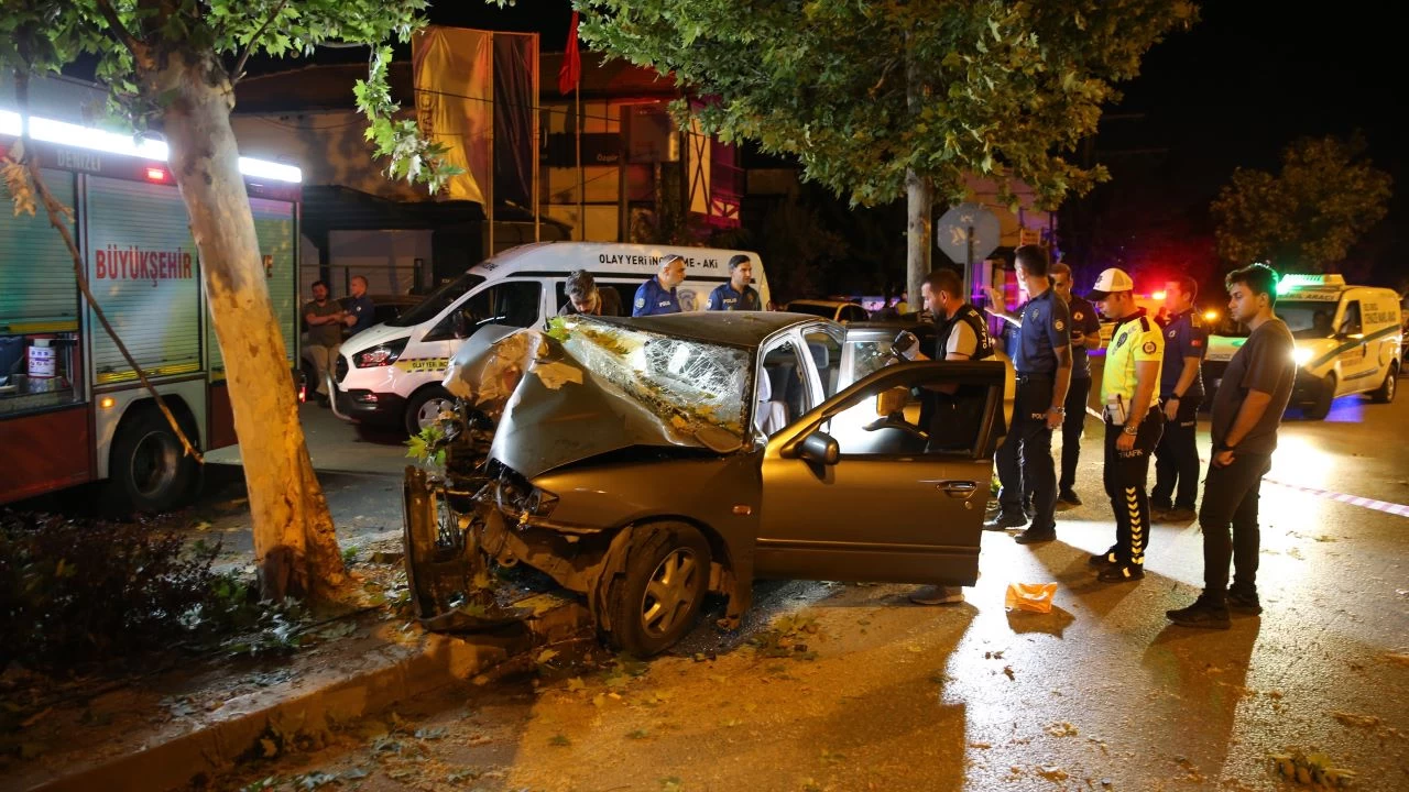 Denizli'de ağaca çarpan otomobildeki 2 kişi öldü