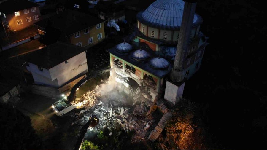Deprem bölgesinde ilk yıkım
