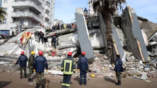 Depremde 35 kiinin ld Ezgi Apartman'na ilikin yarglama srd