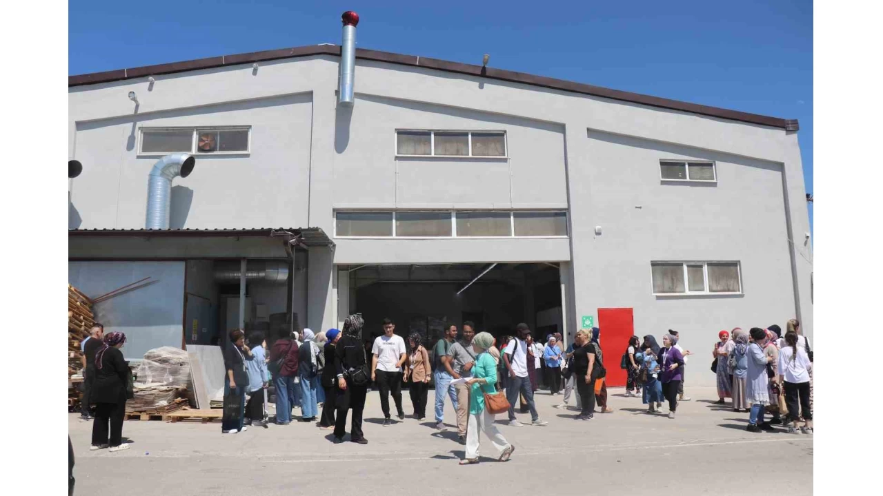 Depremde Sakarya'da fabrika tavan kt: 3 yaral