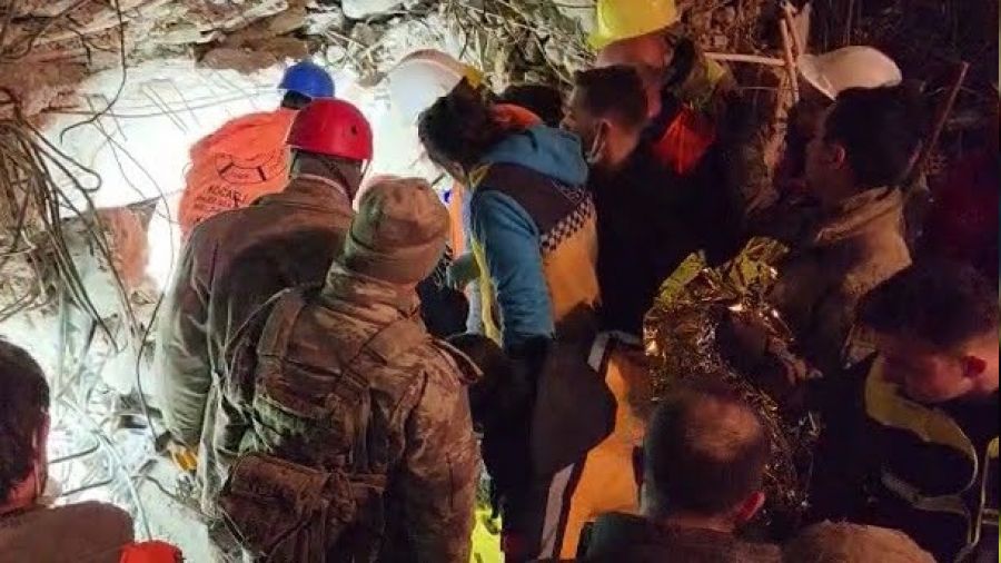 Depremin 112. saatinde enkaz altndan kurtulu