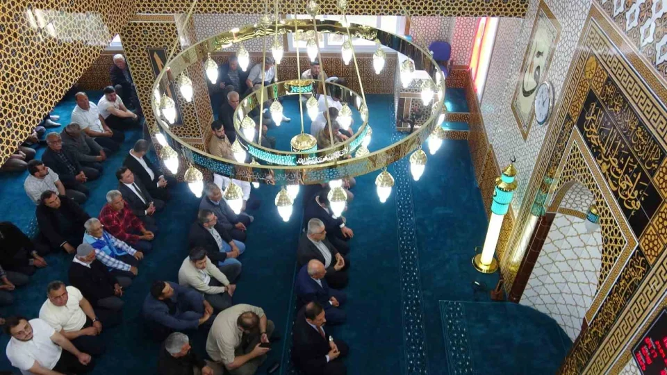 Depremin ard�ndan in�a edilen 126'nc� cami ibadete a��ld�