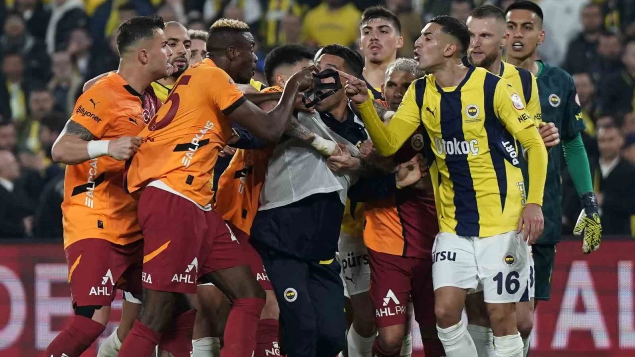 Derbide kavga çıktı: 4 kırmızı kart çıktı