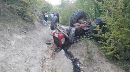 Devrilen traktörün altında kaldı