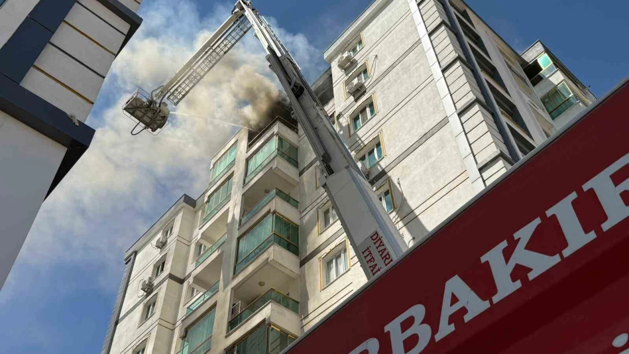 Diyarbakır'da 8 katlı binada korkutan yangın: Vatandaşlar tahliye edildi