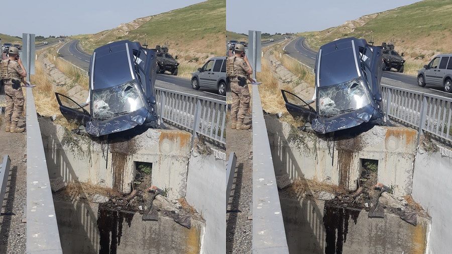 Diyarbak�r'da otomobil k�pr�de as�l� kald�, 1 �l�, 3 yaral�