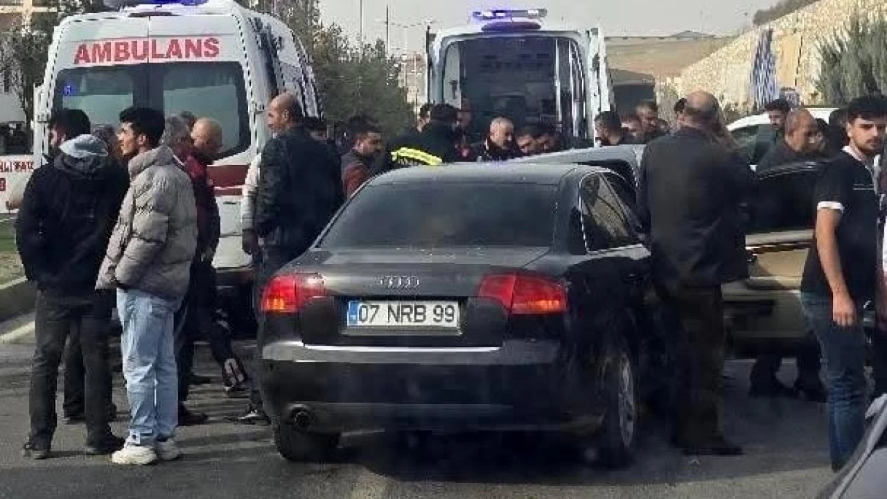 Diyarbak�r'da otomobiller �arp��t�: 4 yaral�