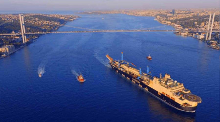 Doğalgazı karaya ulaştıracak dev gemi İstanbul boğazından geçti