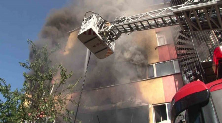 Dudullu'da 4 katlı iş yeri alev alev yandı