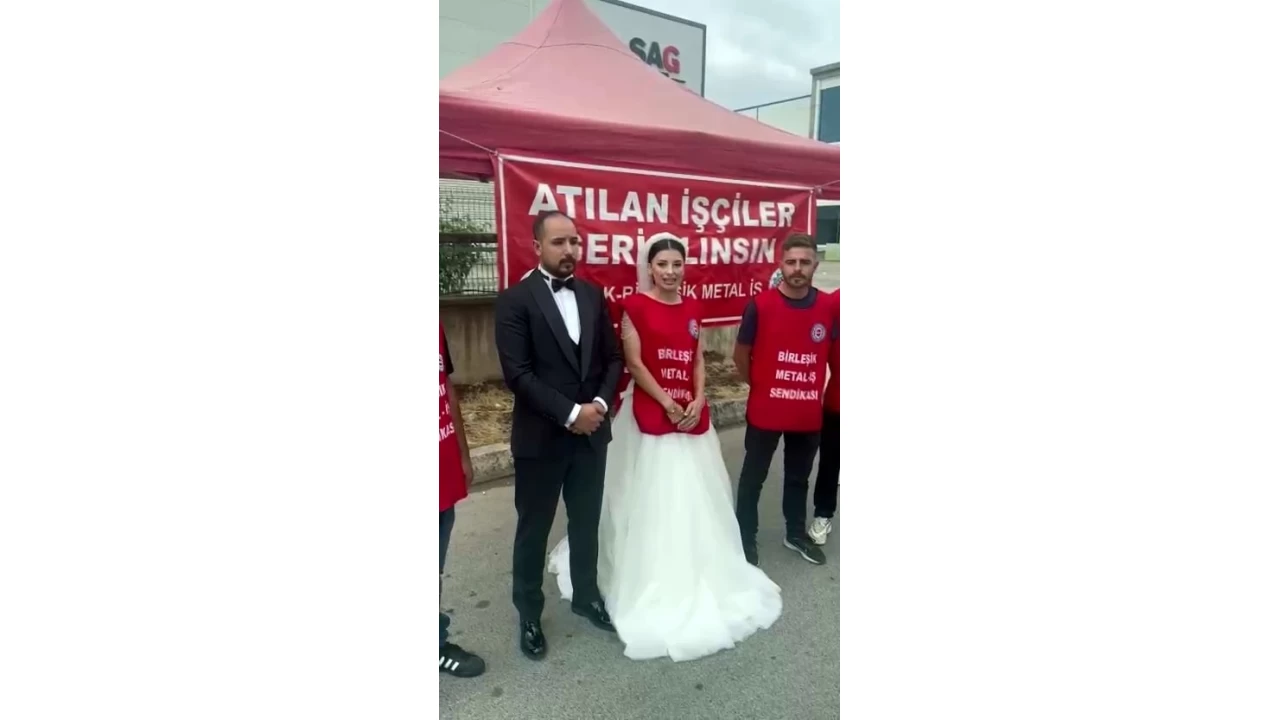 Düğününe saatler kala işten çıkarıldığını öğrendi: Gelinliğiyle fabrika önünde eylem yaptı