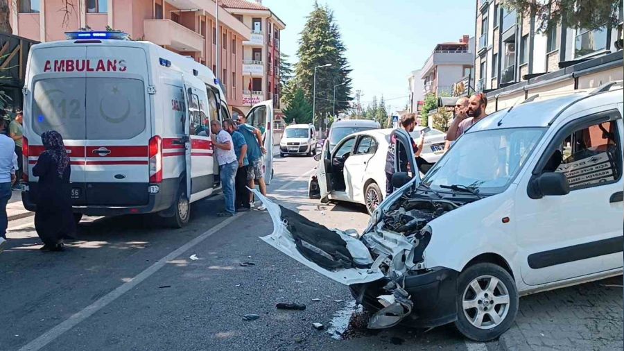 D�zce'de hafif ticari ara� otomobille �arp��t�: 1'i bebek 5 yaral�