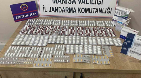 Eczane çalışanının evinde yüzlerce sentetik ecza hapı ele geçirildi