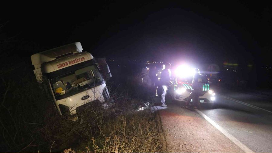 Edirne'de alkolü tır sürücüsü şarampole uçtu