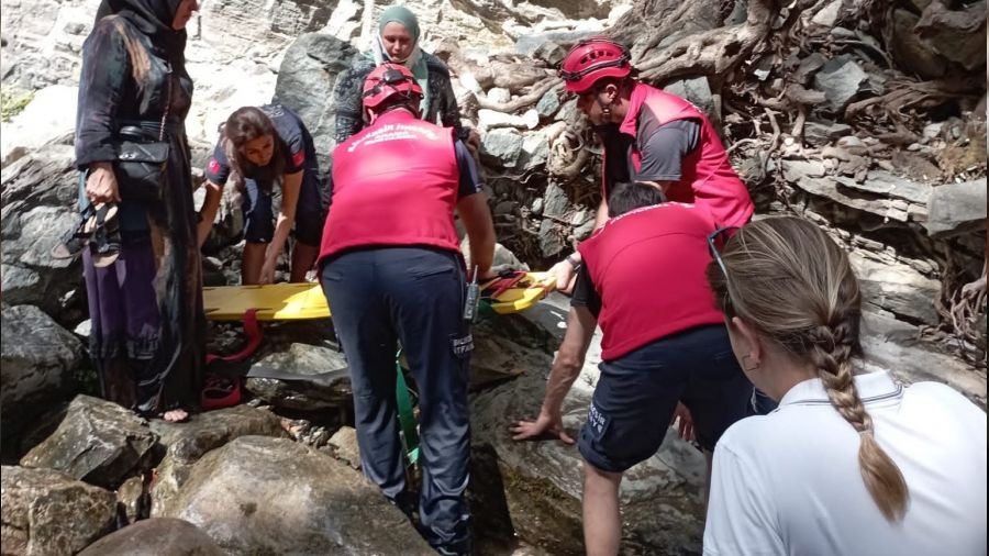 Edremit'te bir turist kayalıklardan düştü