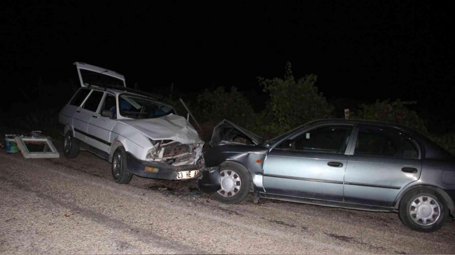 Elaz��'da iki otomobil kafa kafaya �arp��t�