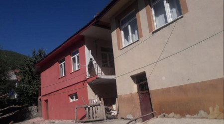 Elazığ'daki depremde binalarda çatlaklar oluştu