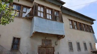 Elaz'daki 'Krk kapl konak' tarihe k tutmaya devam ediyor
