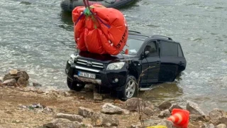 Elif'in hayat�n� kaybetti�i araba g�lden ��kart�ld�