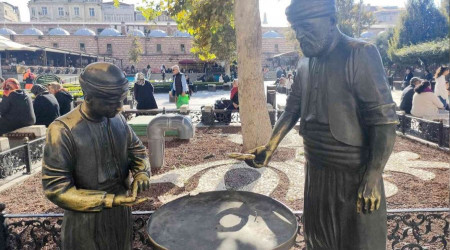 Eminn'ndeki simiti heykelinin bronz simitleri alnd