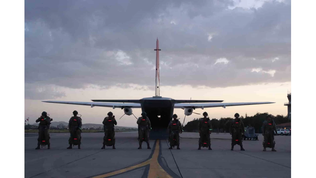 "Erciyes-2025 Tatbikat�" se�kin g�zlemci g�n� gece atlay��� ile ba�lad�