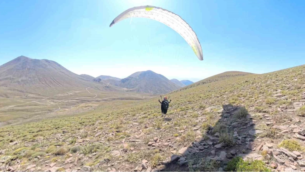 Erciyes'in 3 bin 500 metre rak�m�na yama� para��t� ile ��kt�lar