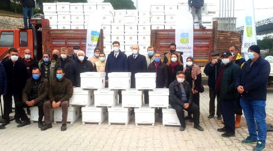 Erdekli ar�c�lara B�y�k�ehir'den kovan deste�i