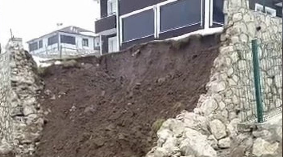 Eriyen kar heyelana sebep oldu