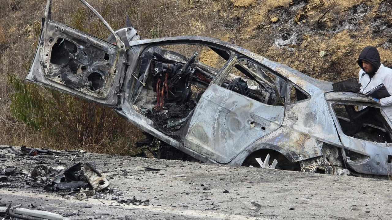 Erzincan'da iki otomobil �arp��t�, 5 ki�i �ld�