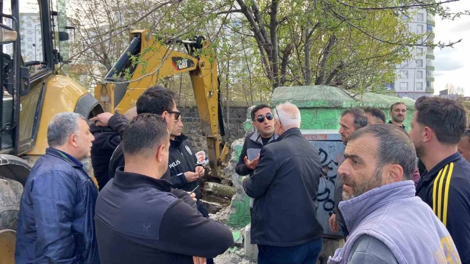 Erzurum'da �ifte Karde�ler T�rbesi'nde y�k�m gerginli�i