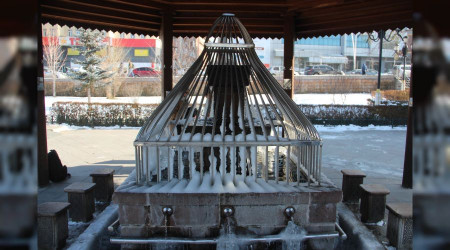 Erzurum'da şadırvanlar adeta buzdan şelaleye döndü