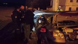 Eşini öldüresiye darp etti, kaçarken kaza geçirip ağır yaralandı