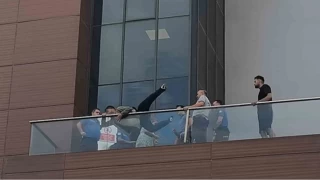 Einin terk etmesine sinirlenen ahs, yine ei tarafndan ikna edildi