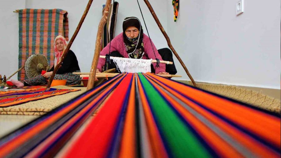 Eski kazaklar 'cecim' adl� kilime d�n���yor