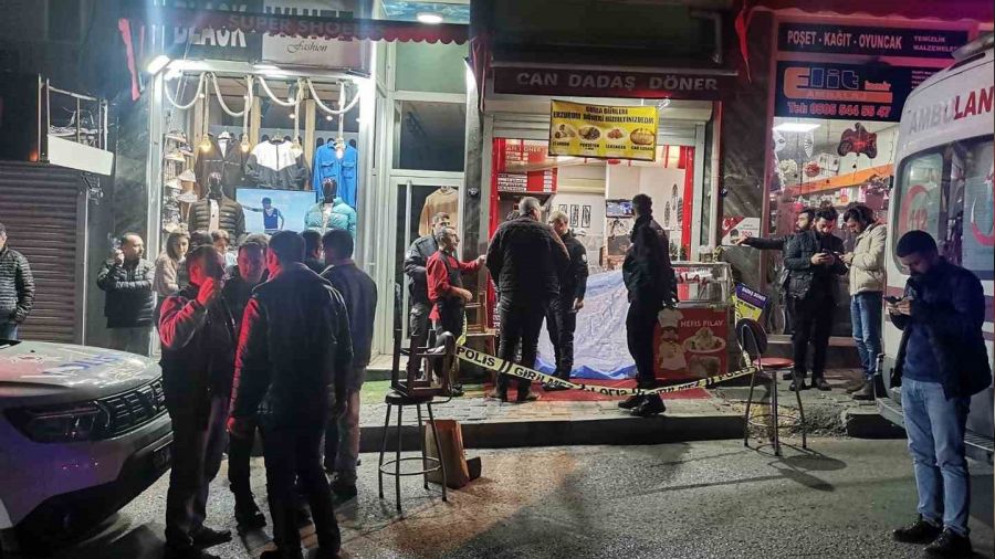 Eski kız arkadaşı ve bir kişiyi yaraladı, ardından kendini vurdu