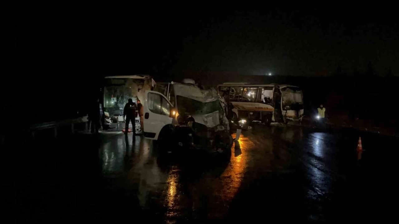 Eski�ehir'de 2 belediye otob�s� ile 1 karavan �arp��t�: 14 ki�i yaraland�