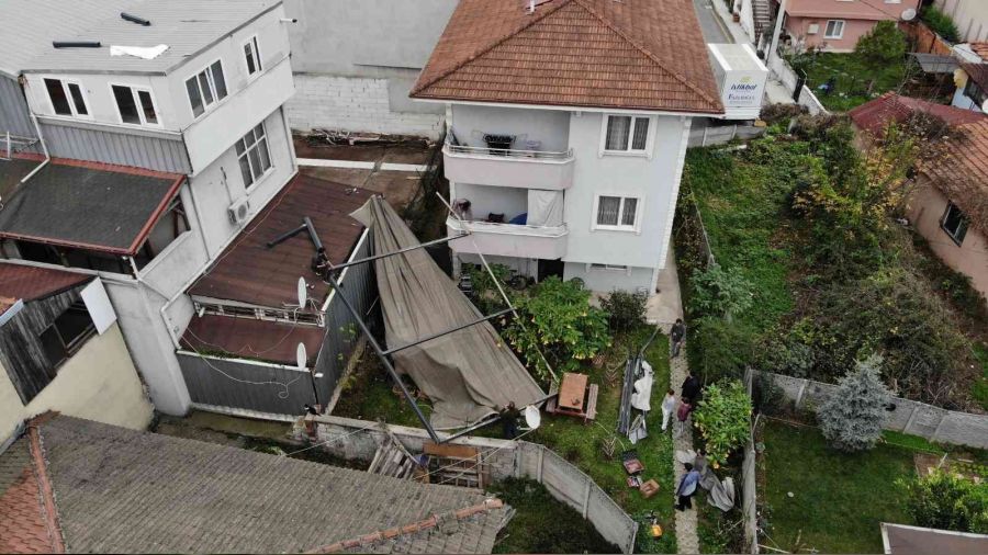 Etkili olan lodos, binan�n tentesini u�urdu