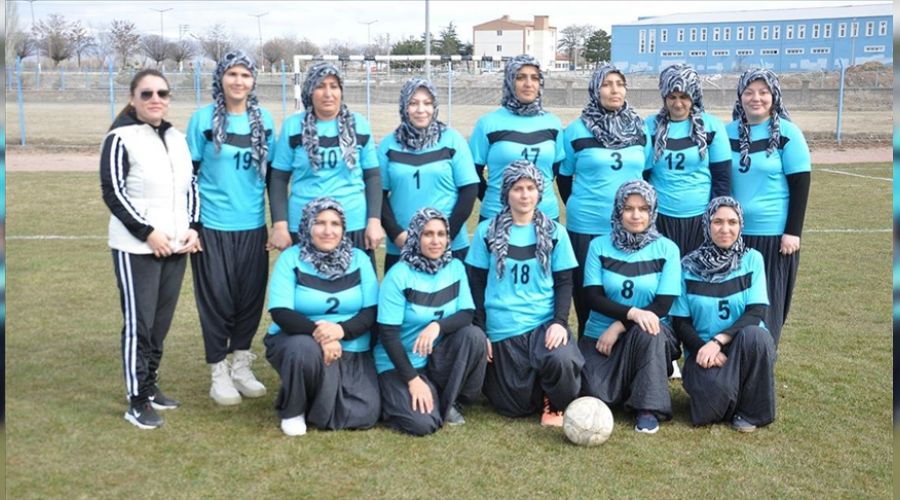 Ev kadınları futbol takımı kurdu