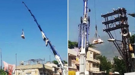 Evinde ölü bulunan adamın cesedi vinçle çıkartıldı