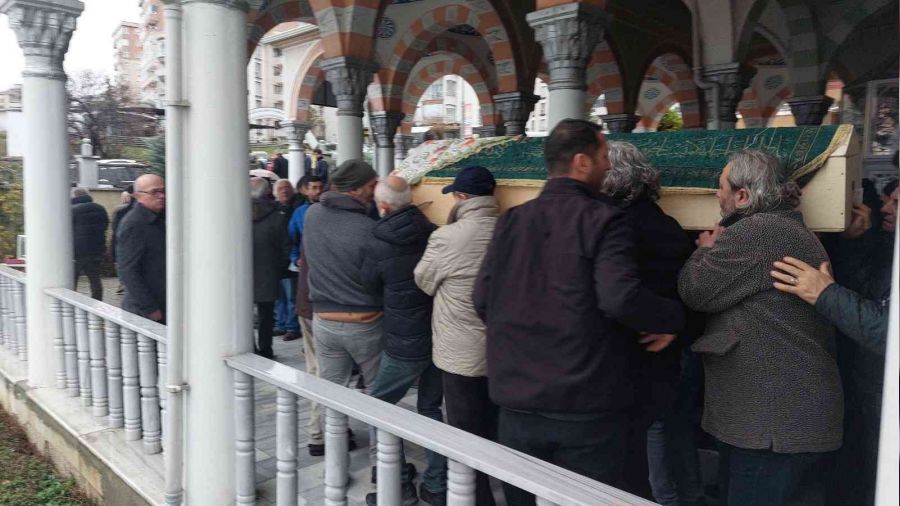 Evinde ölü bulunan kadın doktor toprağa verildi