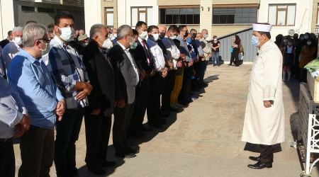 Evinde l bulunan Meral hemire topraa verildi