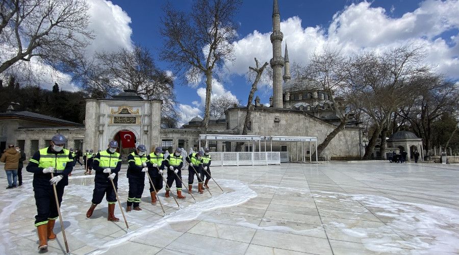 Ey�psultan Camii ve Meydan� g�l suyuyla y�kand�