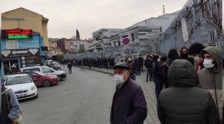 Fatih'te sosyal mesafeyi hiçe sayan kuyruk